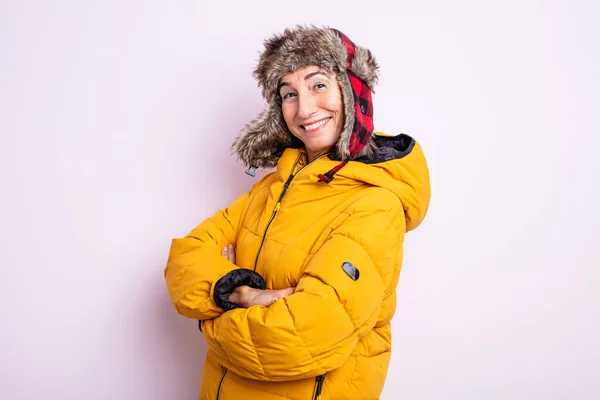 Mulher Bonita Sênior Encolhendo Ombros Sentindo Confuso Incerto Conceito Inverno — Fotografia de Stock