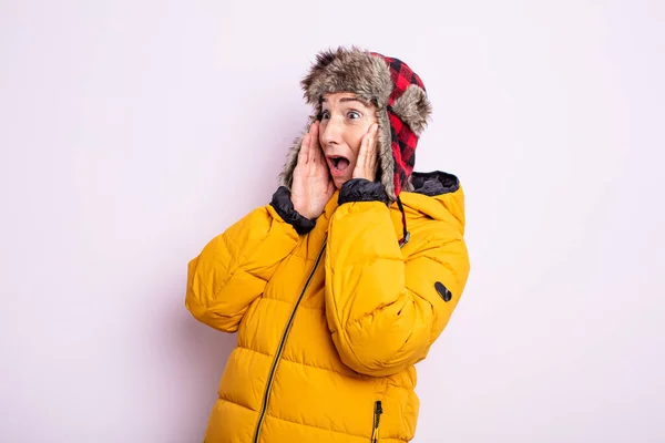 Mulher Bonita Sênior Sentindo Feliz Animado Surpreso Conceito Inverno — Fotografia de Stock