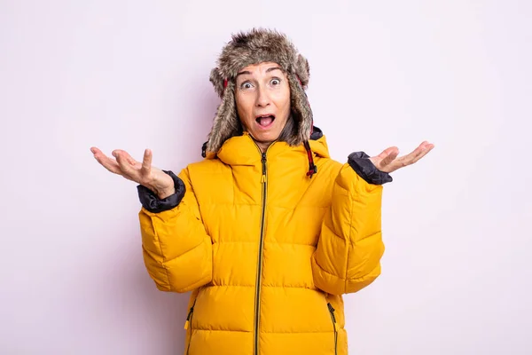 Mulher Bonita Sênior Sentindo Extremamente Chocado Surpreso Conceito Inverno — Fotografia de Stock