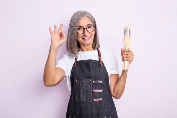 Mulher Bonita Sênior Sentindo Feliz Mostrando Aprovação Com Gesto Artista — Fotografia de Stock