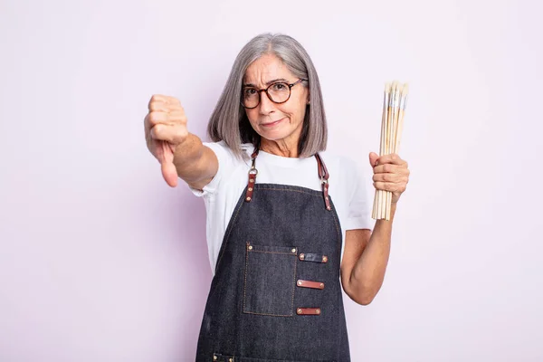 Mulher Bonita Seniores Sentindo Cruz Mostrando Polegares Para Baixo Artista — Fotografia de Stock