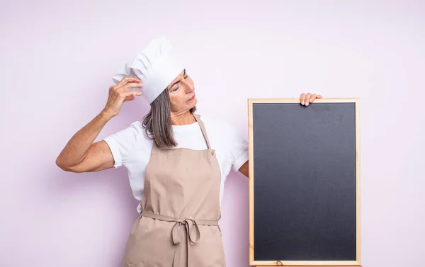 Mulher Bonita Sênior Sentindo Confuso Confuso Coçando Cabeça Conceito Chef — Fotografia de Stock