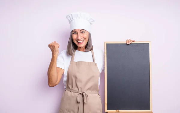 Die Hübsche Seniorin Ist Schockiert Lacht Und Feiert Den Erfolg — Stockfoto