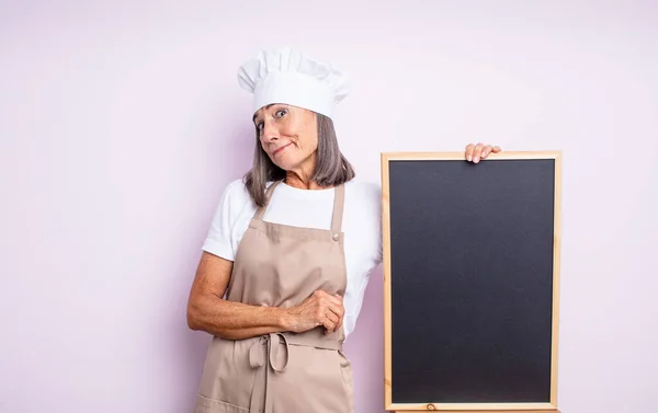 Mulher Bonita Sênior Encolhendo Ombros Sentindo Confuso Incerto Conceito Chef — Fotografia de Stock