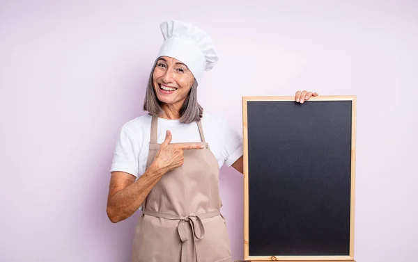 Die Ältere Hübsche Frau Sieht Aufgeregt Und Überrascht Aus Und — Stockfoto