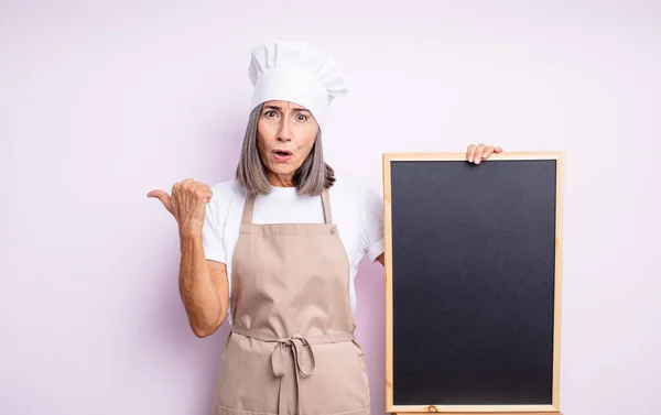 Mulher Bonita Sênior Que Olha Espantado Descrença Conceito Chef Quadro — Fotografia de Stock