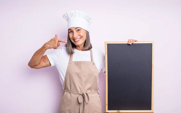 Eine Ältere Hübsche Frau Lächelt Selbstbewusst Und Deutet Auf Ihr — Stockfoto