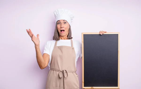 Senior Hübsche Frau Verblüfft Schockiert Und Erstaunt Mit Einer Unglaublichen — Stockfoto