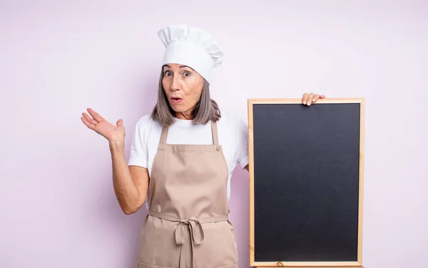 Senior Pretty Woman Looking Surprised Shocked Jaw Dropped Holding Object — Stock Photo, Image