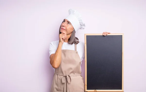 Mulher Bonita Sênior Pensando Sentindo Duvidoso Confuso Conceito Chef Quadro — Fotografia de Stock