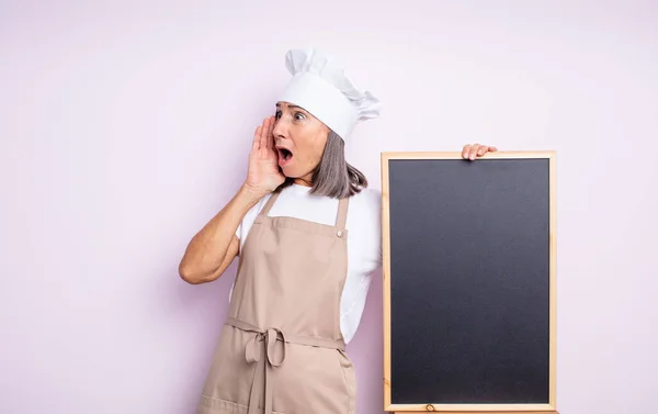 Mulher Bonita Sênior Sentindo Feliz Animado Surpreso Conceito Chef Quadro — Fotografia de Stock