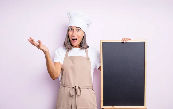 Mulher Bonita Sênior Sentindo Extremamente Chocado Surpreso Conceito Chef Quadro — Fotografia de Stock