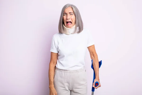 Starší Hezká Žena Křičí Agresivně Vypadá Velmi Rozzlobeně Koncepce Berle — Stock fotografie