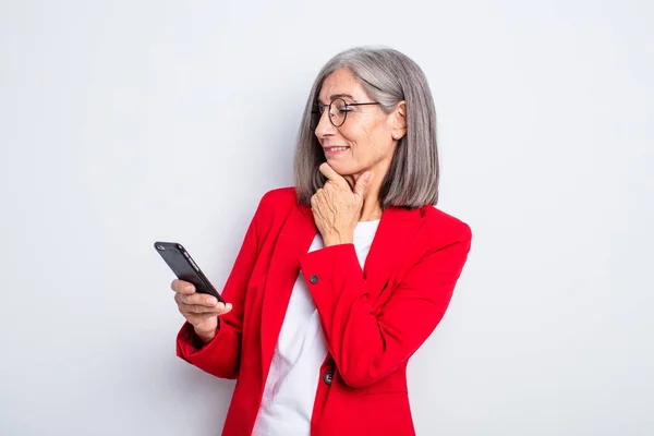 Mulher Bonita Sênior Sorrindo Com Uma Expressão Feliz Confiante Com — Fotografia de Stock