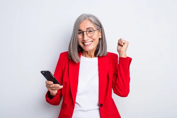Ηλικιωμένη Όμορφη Γυναίκα Αισθάνεται Σοκαρισμένη Γελώντας Και Γιορτάζοντας Την Επιτυχία — Φωτογραφία Αρχείου