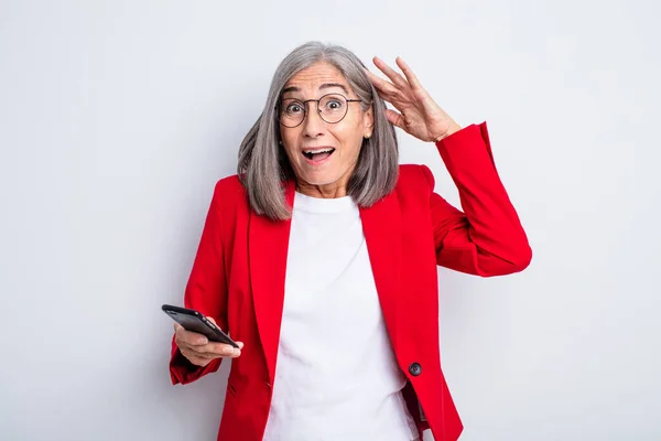 Senior Mooie Vrouw Zoek Naar Gelukkig Verbaasd Verrast Bedrijf Telefoon — Stockfoto