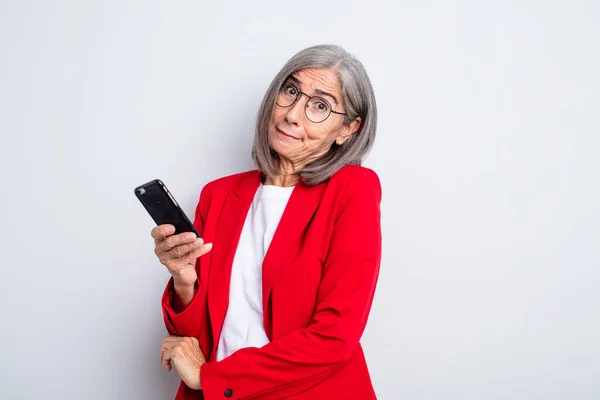 Senior Mooie Vrouw Shrugging Zich Verward Onzeker Voelen Bedrijf Telefoon — Stockfoto