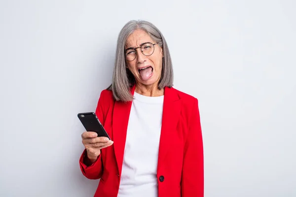 Mulher Bonita Sênior Com Atitude Alegre Rebelde Brincando Furando Língua — Fotografia de Stock