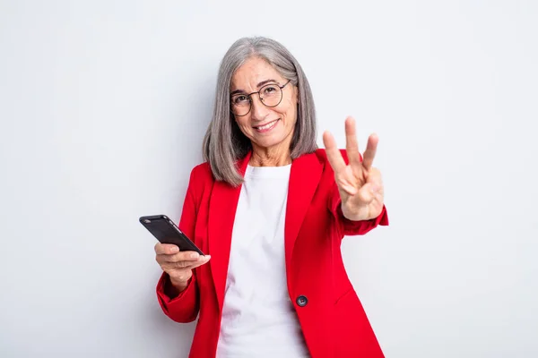 Senior Mooie Vrouw Glimlachend Zoek Vriendelijk Tonen Nummer Drie Bedrijf — Stockfoto