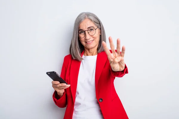 Senior Mooie Vrouw Glimlachend Zoek Vriendelijk Toon Nummer Vier Bedrijf — Stockfoto