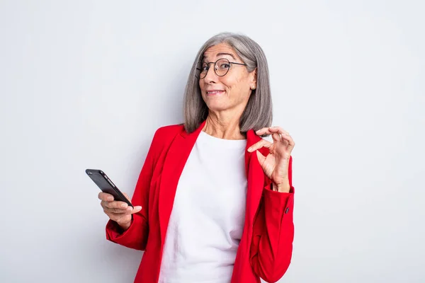 Senior Mooie Vrouw Zoek Arrogant Succesvol Positief Trots Bedrijf Telefoon — Stockfoto