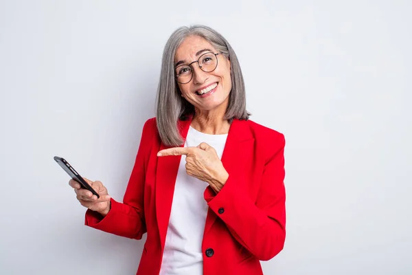 Senior Mooie Vrouw Kijkt Opgewonden Verrast Wijzen Naar Zijkant Business — Stockfoto
