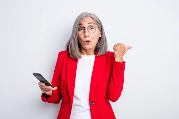 Senior Mooie Vrouw Kijkt Verbaasd Ongeloof Business Telefoon Concept — Stockfoto