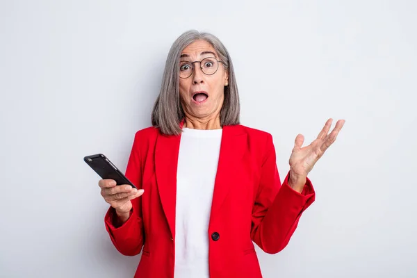 Senior Mooie Vrouw Verbaasd Geschokt Verbaasd Met Een Ongelooflijke Verrassing — Stockfoto