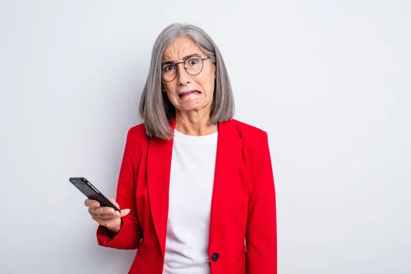 Senior Mooie Vrouw Kijken Verbaasd Verward Bedrijf Telefoon Concept — Stockfoto