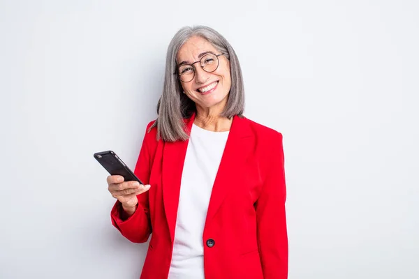 Mulher Bonita Sênior Olhando Feliz Agradavelmente Surpreendido Conceito Negócios Telefone — Fotografia de Stock