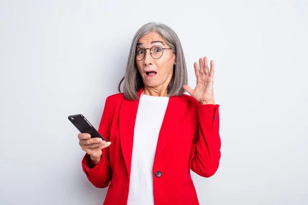 Senior Jolie Femme Criant Avec Les Mains Air Affaires Téléphone — Photo