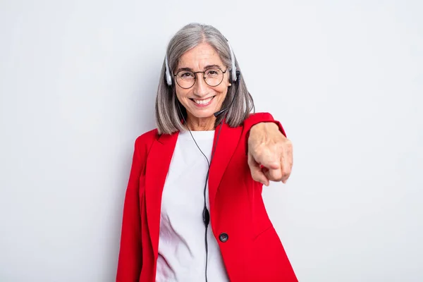 Starsza Piękna Kobieta Wskazująca Ciebie Przed Kamerą Koncepcja Telemarketingu — Zdjęcie stockowe
