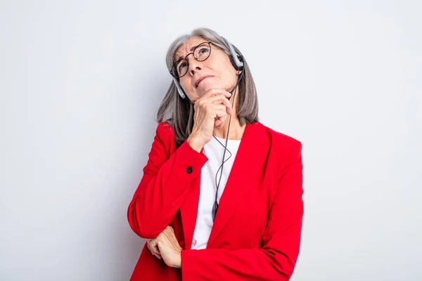 Senior Pretty Woman Thinking Feeling Doubtful Confused Telemarketer Concept — Stock Photo, Image