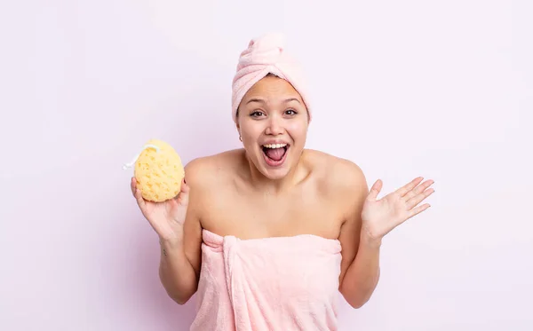 Hispanic Pretty Woman Feeling Happy Astonished Something Unbelievable Bathrobe Sponge — Stock Photo, Image