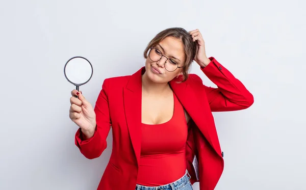 Hispanic Pretty Woman Smiling Happily Daydreaming Doubting Magnifying Glass Concept — Stock Photo, Image