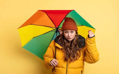 İspanyol güzel kadın kapiş ya da para hareketi yapıp sana ödemeni söylüyor. şemsiye kavramı