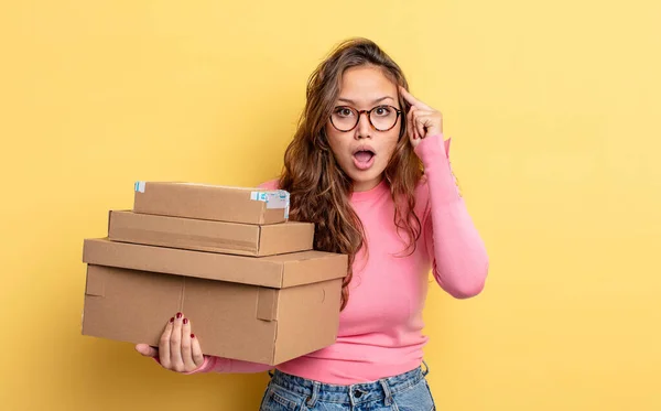 Hispanic Pretty Woman Looking Surprised Realizing New Thought Idea Concept — Stock Photo, Image