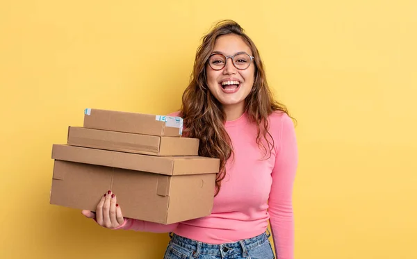 Zijn Paniekerige Mooie Vrouw Ziet Gelukkig Aangenaam Verrast Uit Opslagconcept — Stockfoto