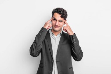 Genç işadamı bir fikre odaklanmış ve kafa yoruyor, bir sorun ya da soruna bir çözüm hayal ediyor.