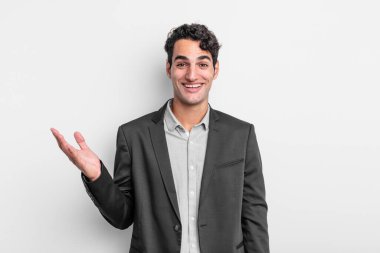 Genç işadamı mutlu, şaşırmış ve neşeli hissediyor, olumlu bir tavırla gülümsüyor, bir çözüm ya da fikri fark ediyor.