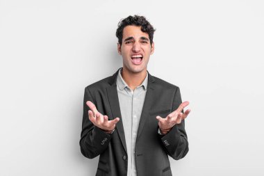 Genç işadamı umutsuz ve hayal kırıklığına uğramış görünüyor, stresli, mutsuz ve sinirli, bağırıyor ve çığlık atıyor.