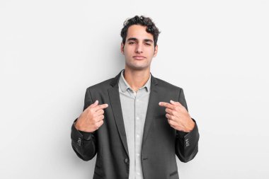 Genç işadamı gururlu, pozitif ve iki eliyle göğsünü gösteren