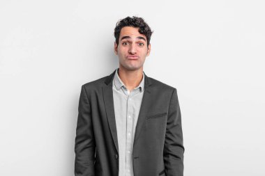 Genç iş adamı dudaklarını birbirine bastırıyor. Sevimli, eğlenceli, mutlu, sevimli bir yüz ifadesiyle. Öpücük gönderiyor.