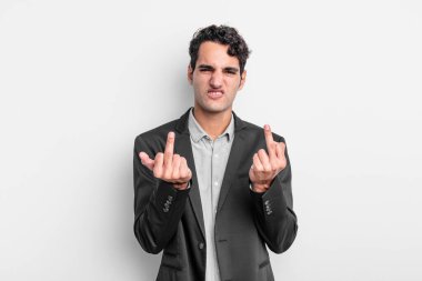 Genç işadamı kışkırtıcı, agresif ve müstehcen hissediyor. İsyankar bir tavırla orta parmağını hareket ettiriyor.