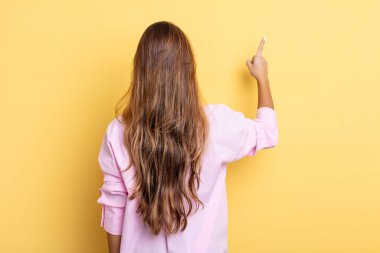 Asyalı güzel kadın dikiz aynası ve fotokopi alanı üzerinde duran ve objeyi işaret eden