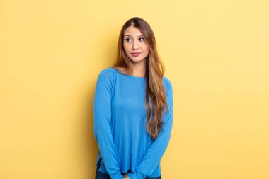 Asyalı güzel kadın merak ediyor, mutlu düşünceler ve fikirler düşünüyor, hayal kuruyor, kenarda yer arıyor.