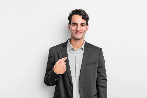 Mladý Podnikatel Který Vypadá Hrdě Sebevědomě Šťastně Usmívá Ukazuje Sebe — Stock fotografie