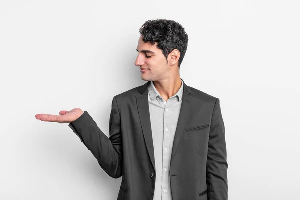 Joven Hombre Negocios Sintiéndose Feliz Sonriendo Casualmente Mirando Objeto Concepto —  Fotos de Stock