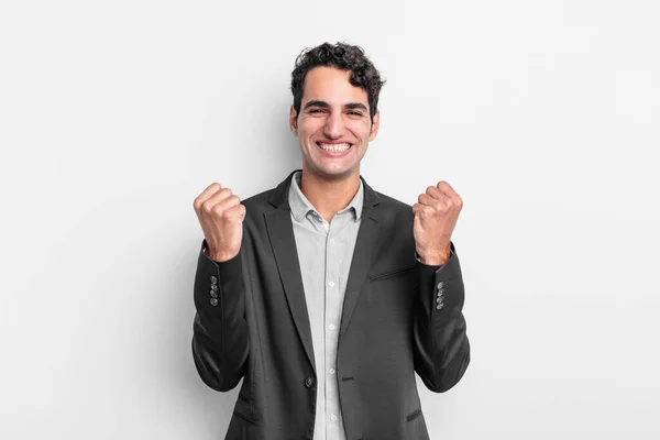 Jovem Empresário Gritando Triunfalmente Rindo Sentindo Feliz Animado Enquanto Celebra — Fotografia de Stock