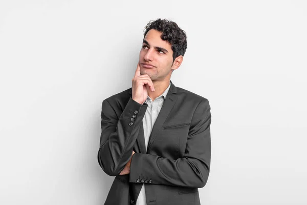 Junger Geschäftsmann Mit Konzentriertem Blick Fragend Mit Zweifelndem Gesichtsausdruck Aufblickend — Stockfoto